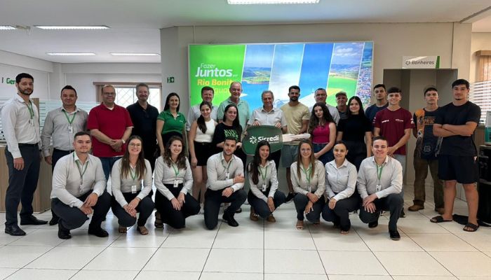 Rio Bonito do Iguaçu - Sicredi entrega Van zero km para acadêmicos 